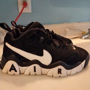 Nike Air barrage low  basketball shoes  for boys . Wide feet.